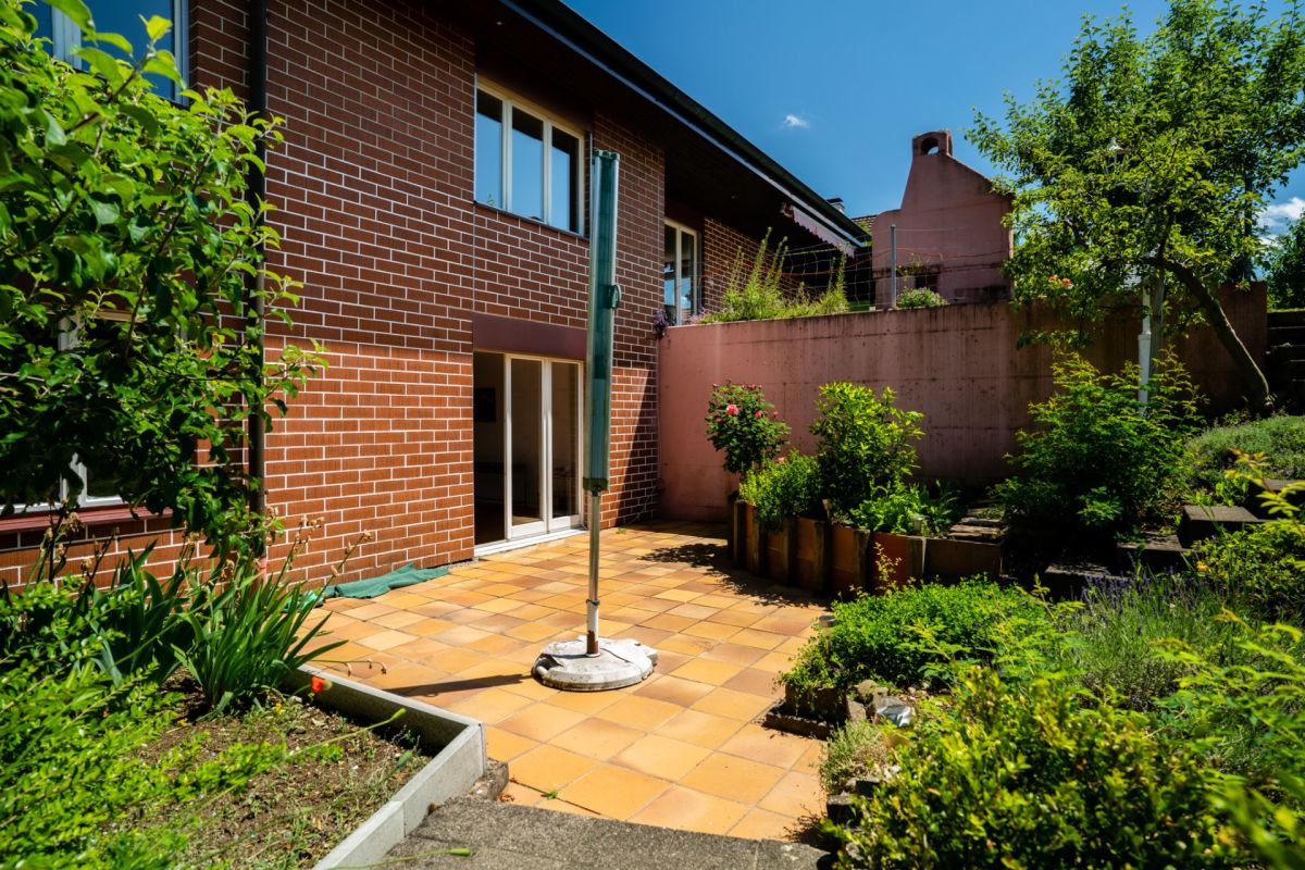 Terrasse mit Garten und Backsteinfassade