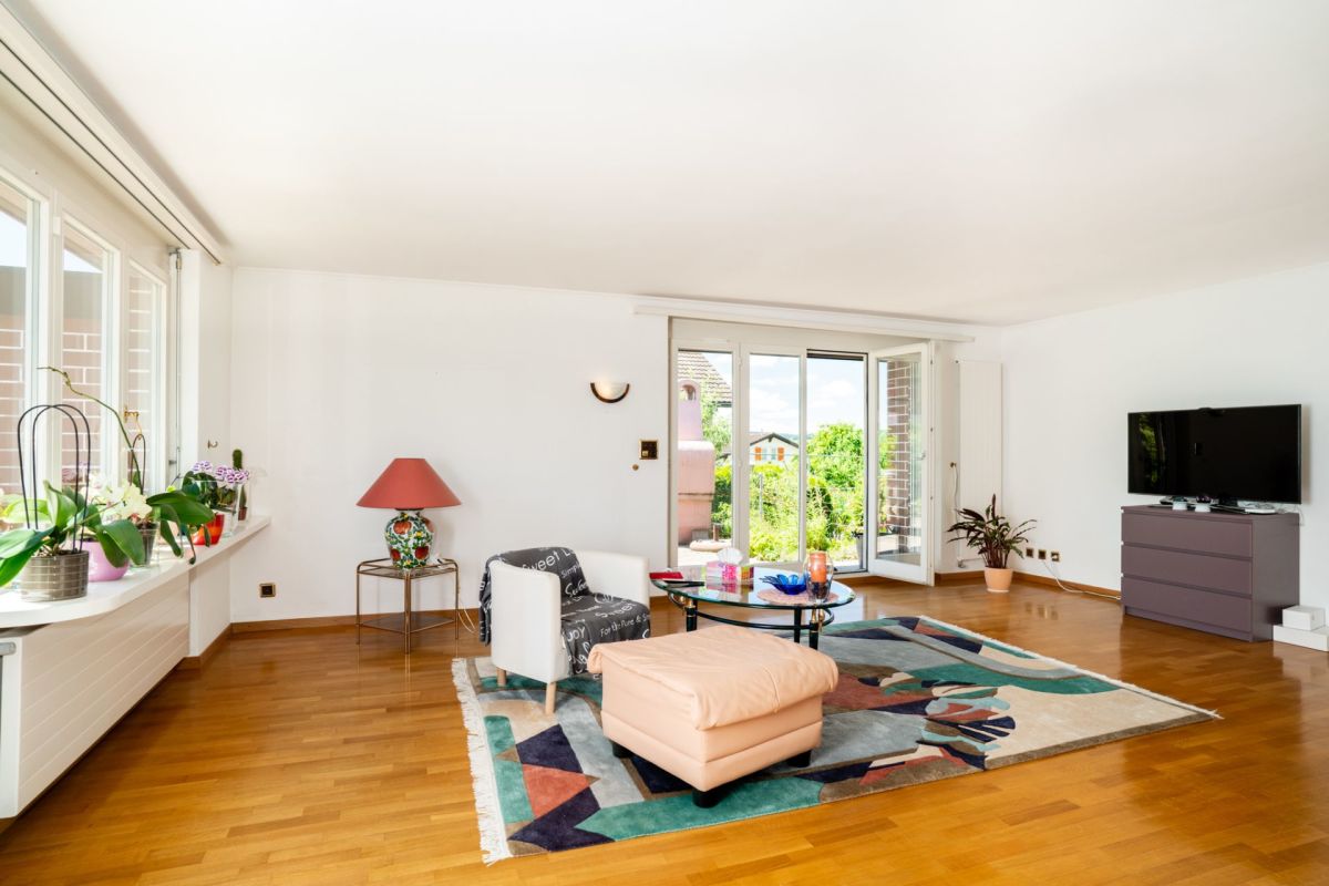 Heller Wohnraum mit Balkon- bzw. Terrassenzugang