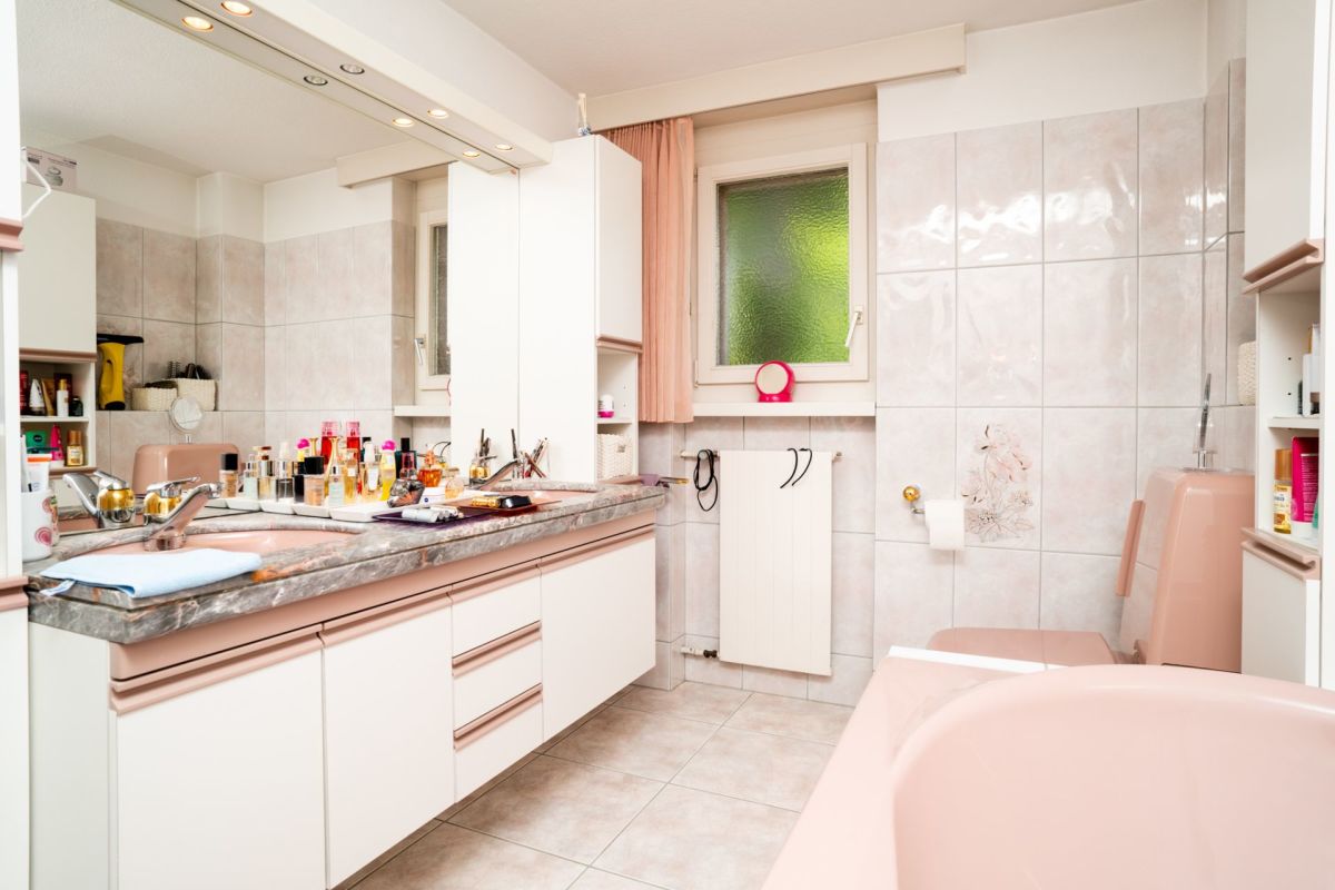 Helles Badezimmer mit rosa Sanitärkeramik