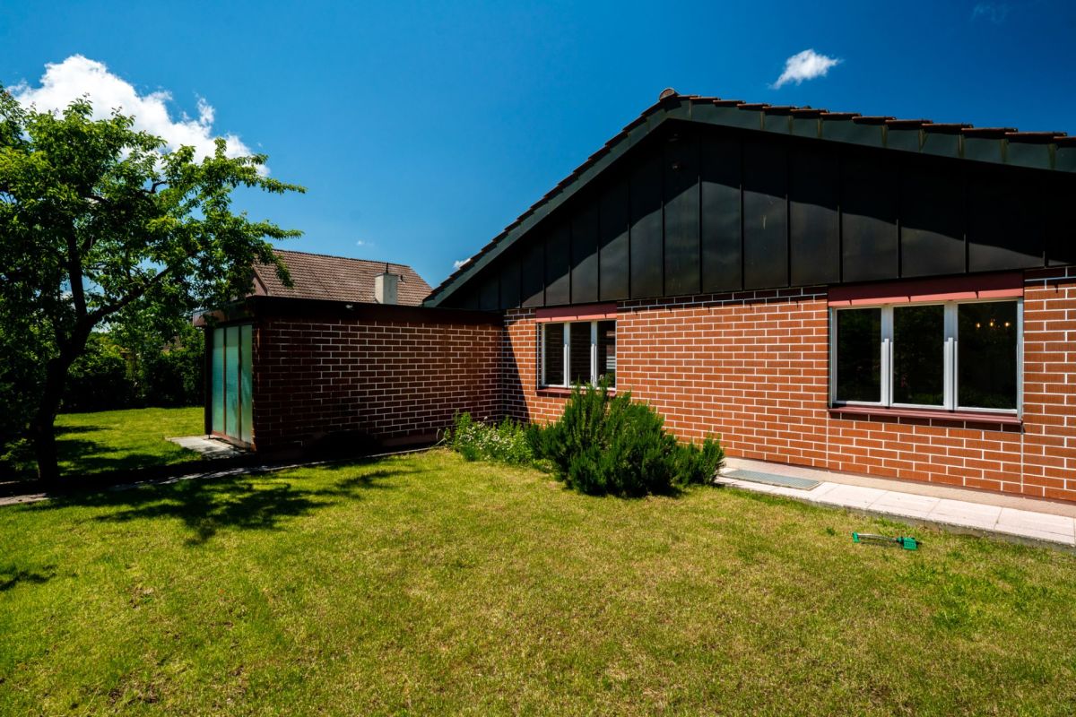 Ziegelhaus mit Gartenansicht