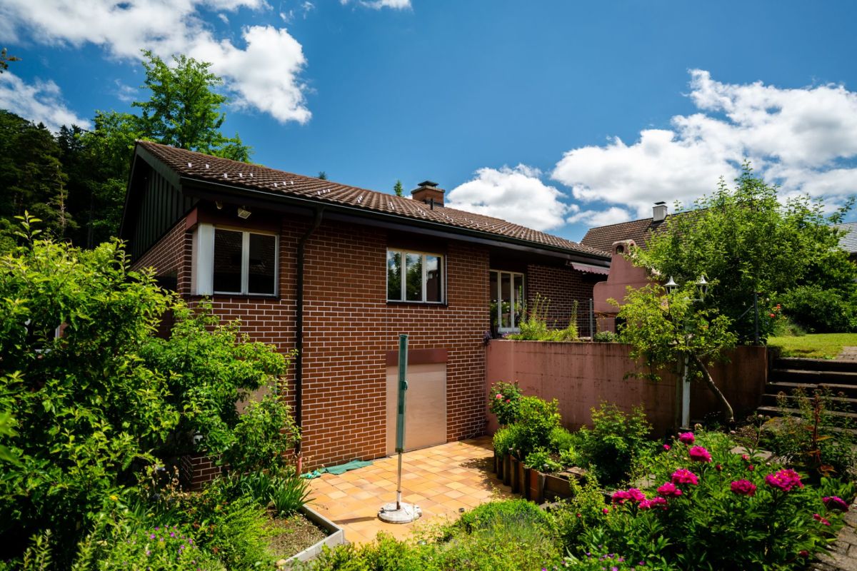 Gartenansicht eines Backsteinhauses