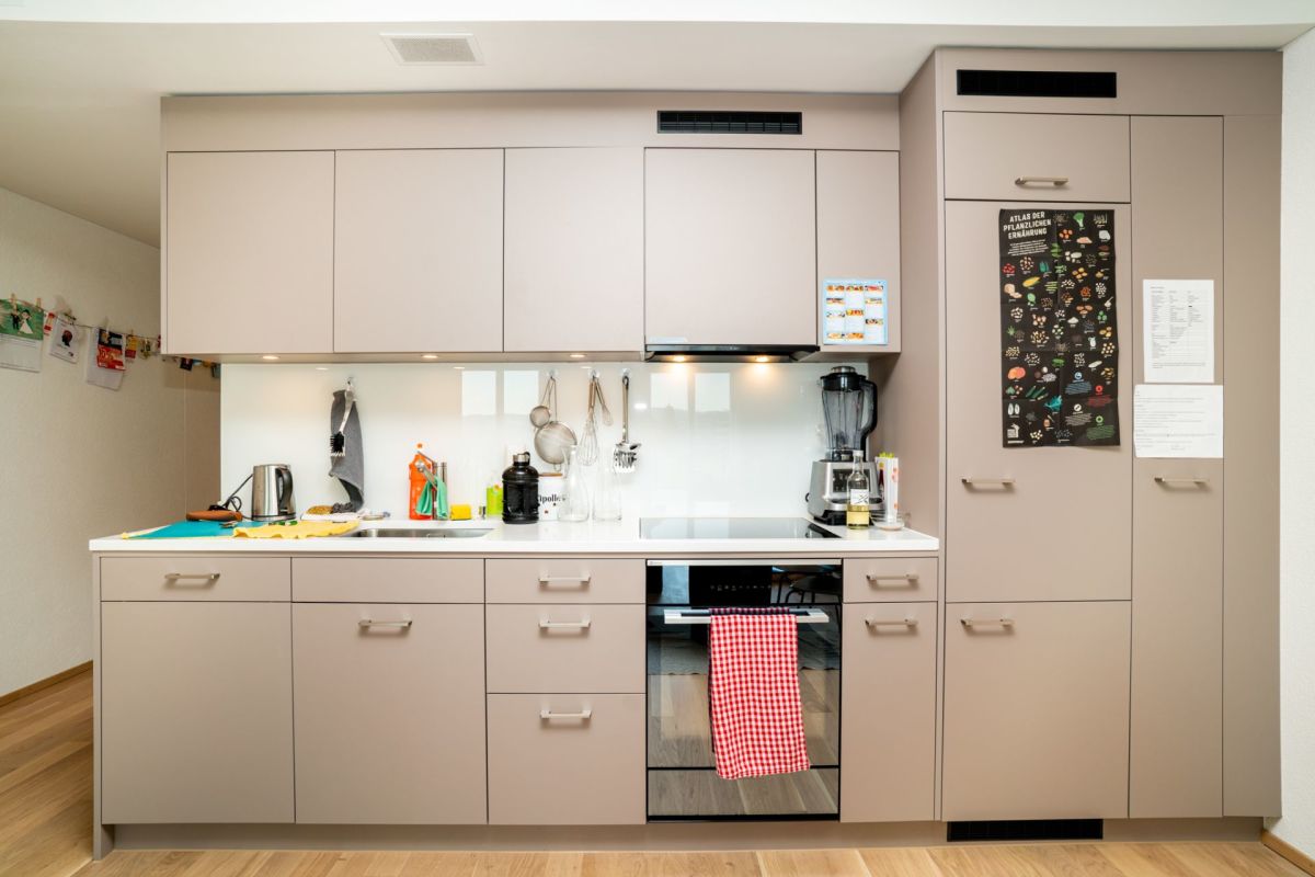 Moderne Einbauküche in Beige