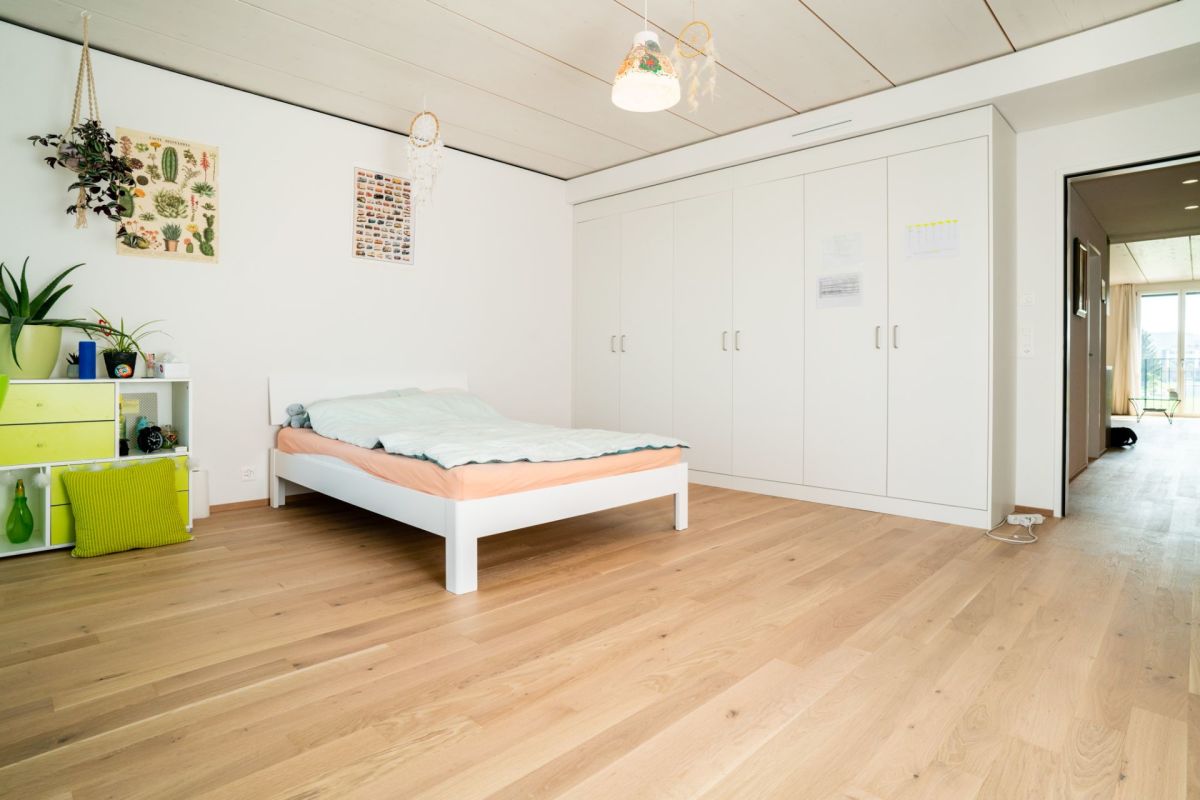 Schlafzimmer mit Einbauschrank und viel Tageslicht