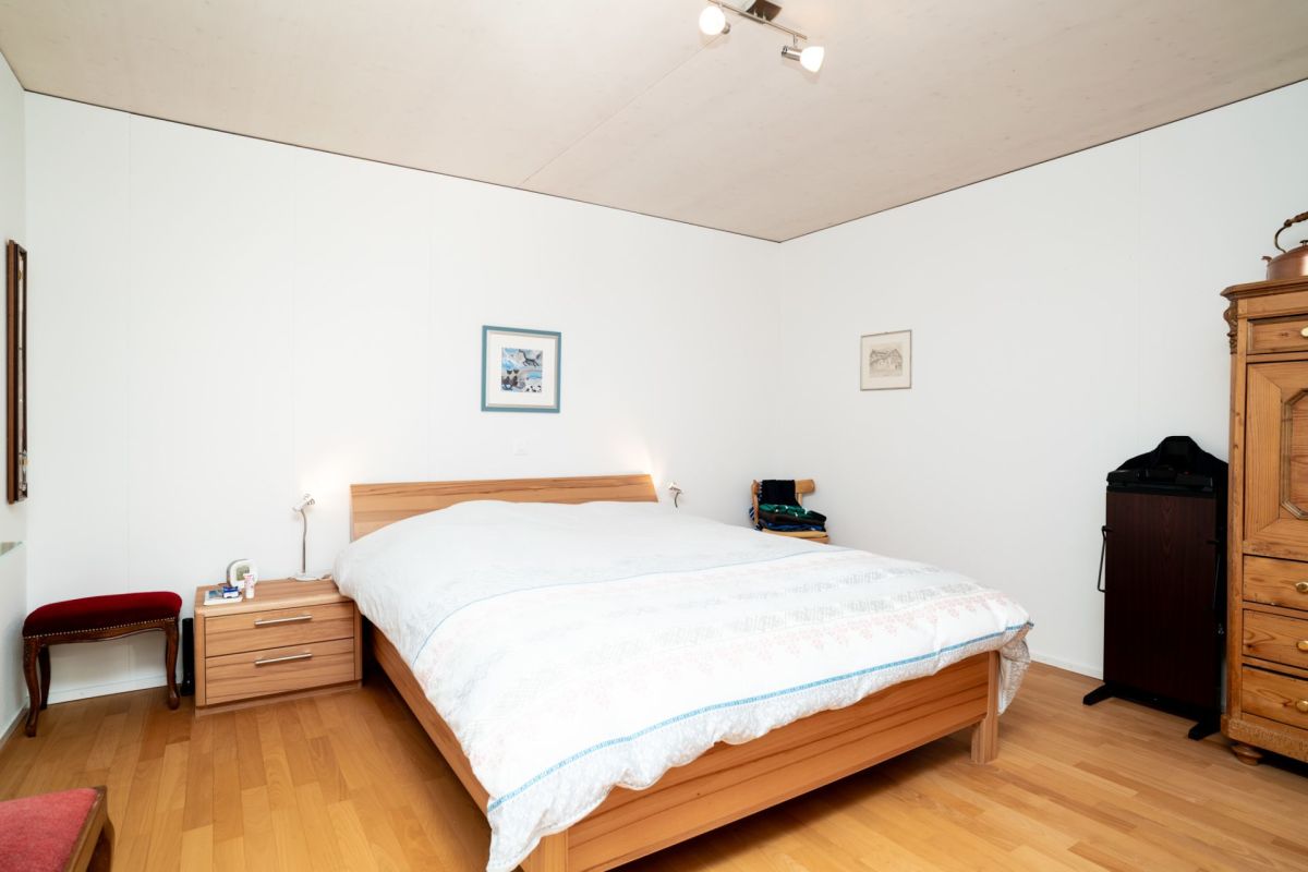 Schlafzimmer mit Doppelbett und Holzmöbeln