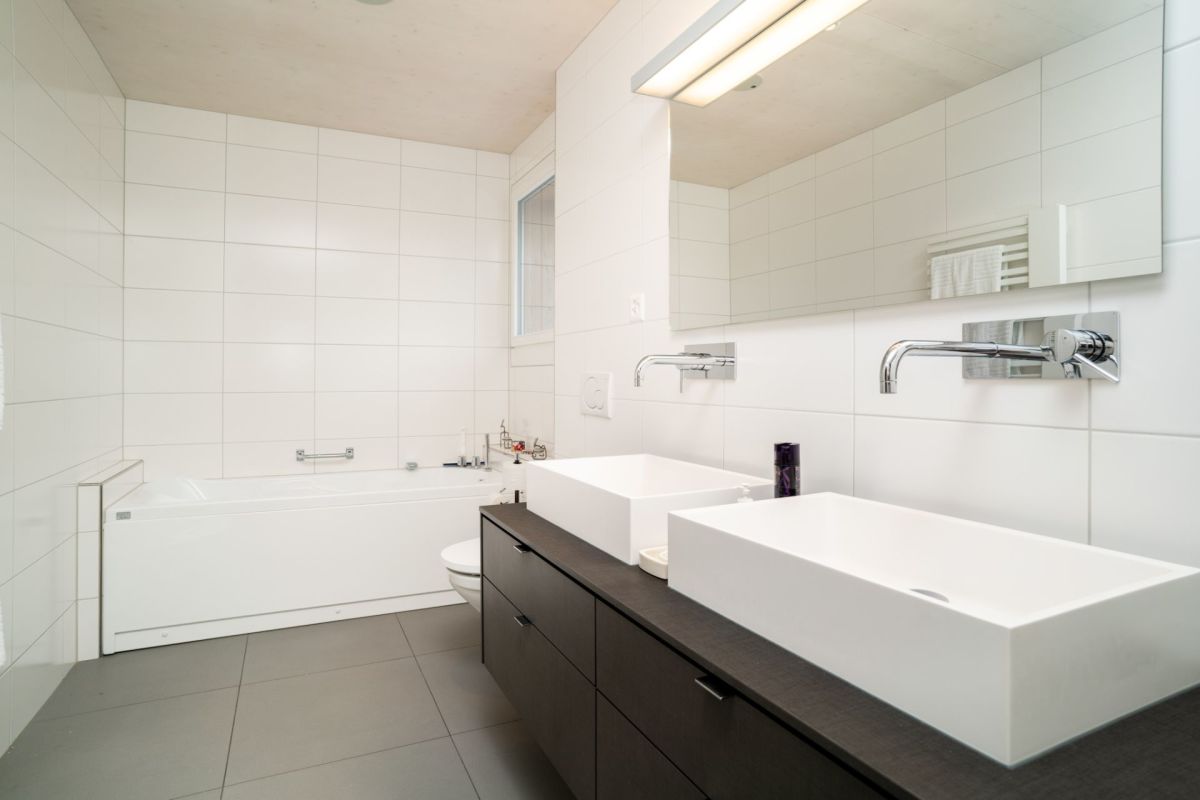 Modernes Badezimmer mit Doppelwaschtisch und Badewanne