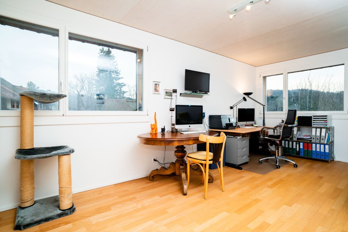 Helles Arbeitszimmer mit mehreren Schreibtischen