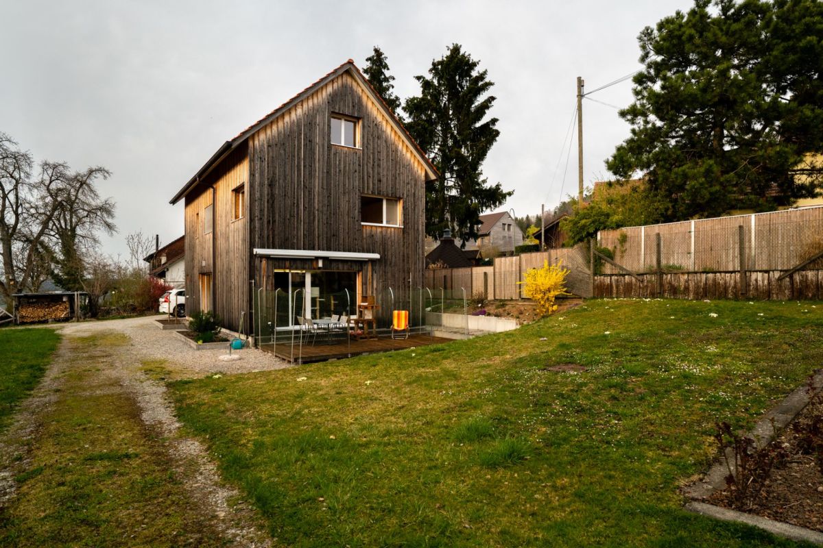 Holzhaus mit Garten und Terrasse