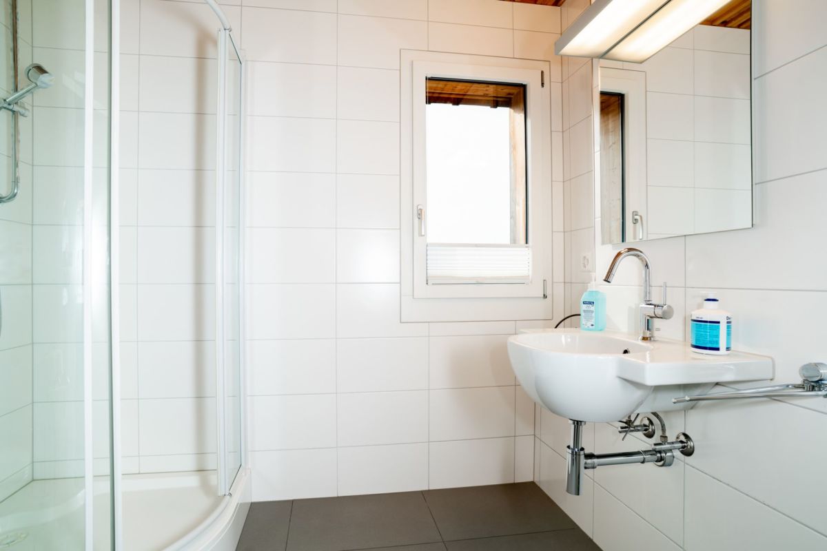 Modernes Badezimmer mit Dusche und Waschtisch