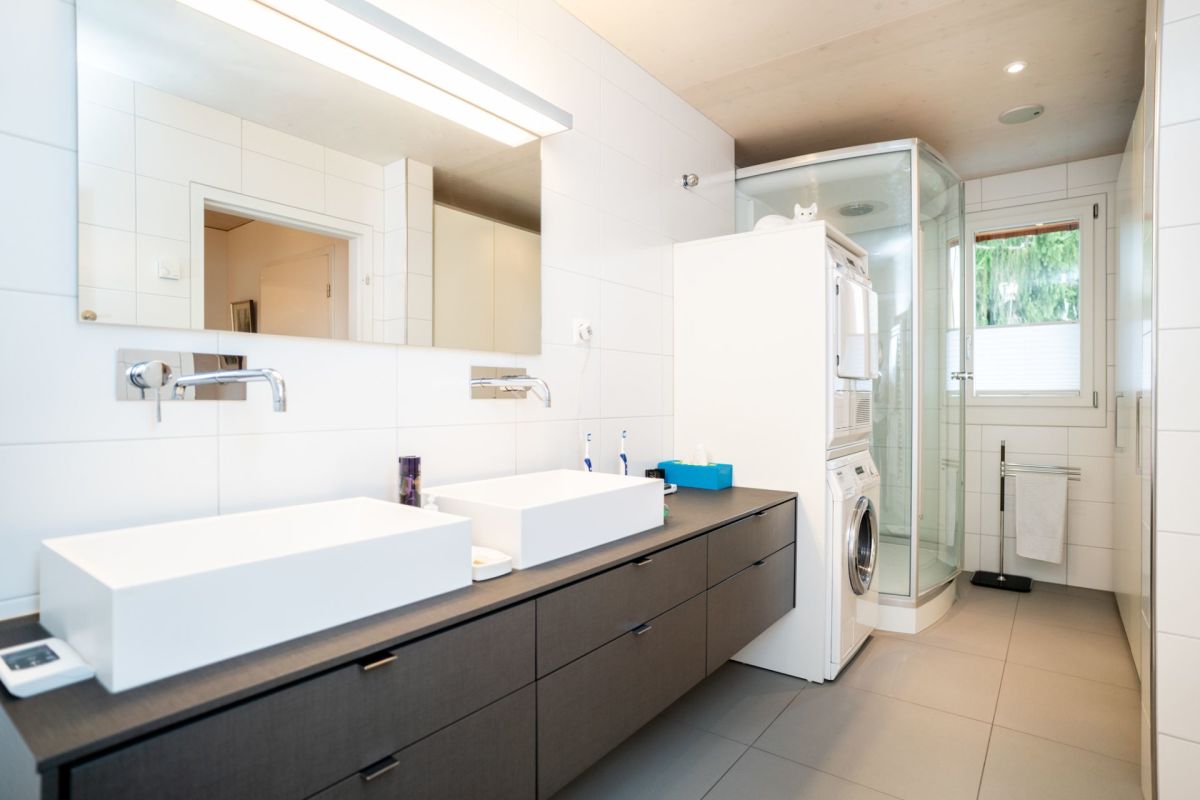 Modernes Badezimmer mit Doppelwaschbecken und Duschkabine