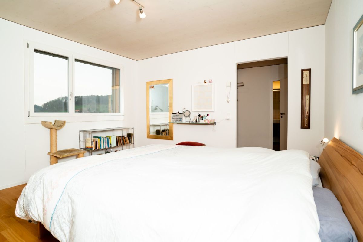 Helles Schlafzimmer mit Holzdetails