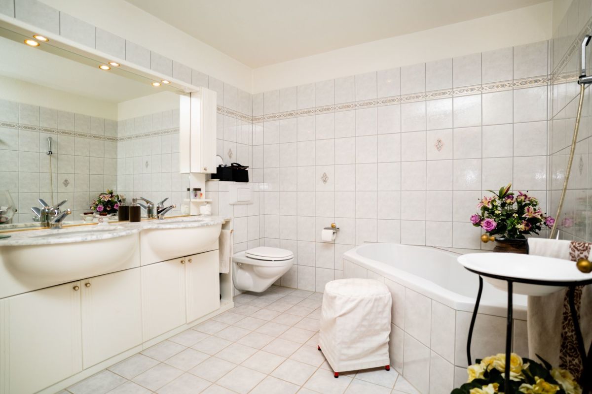 Helles Badezimmer mit Badewanne und Doppelwaschbecken