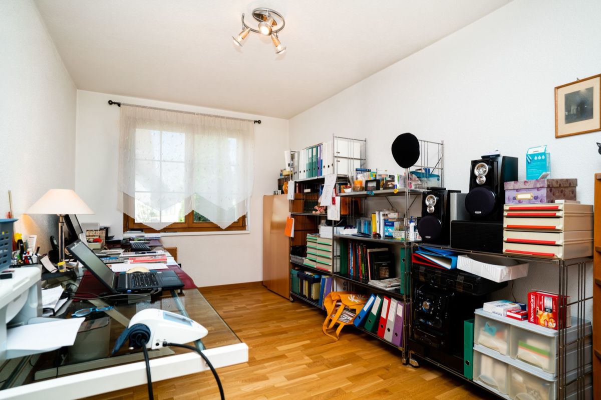 Arbeitszimmer mit Schreibtisch und Regalen