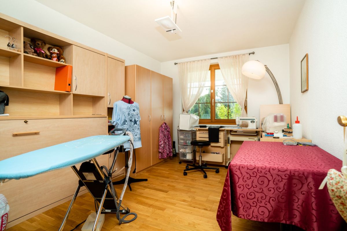 Helles Arbeits- und Nähzimmer