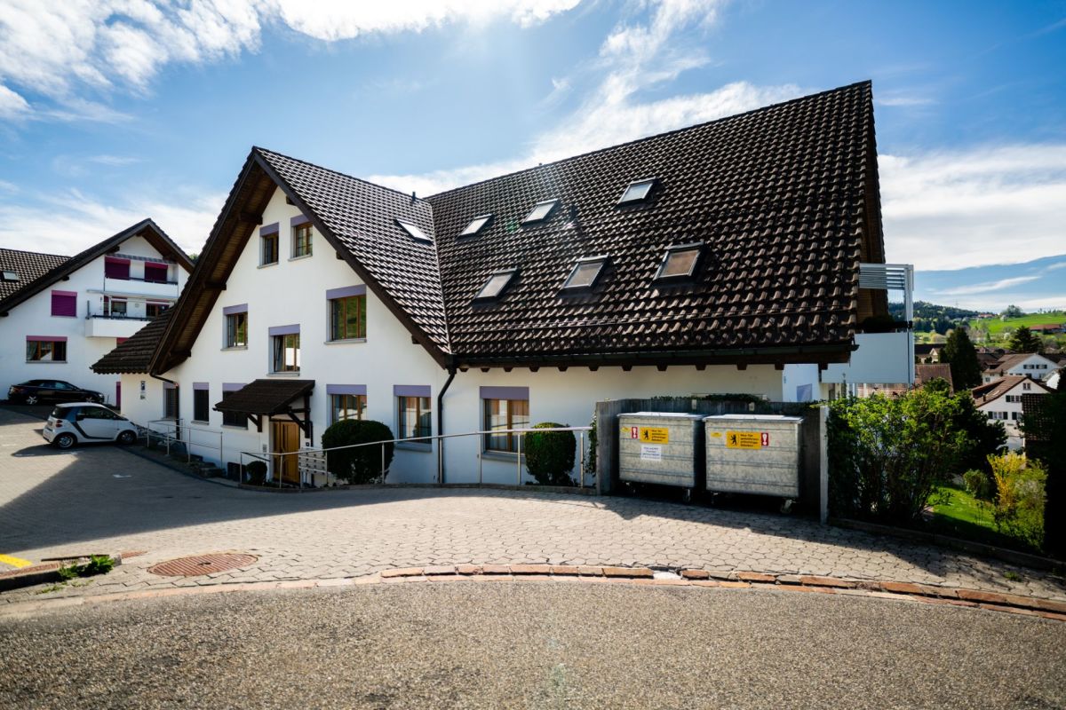 Wohnhaus mit steilem Satteldach und Hanglage