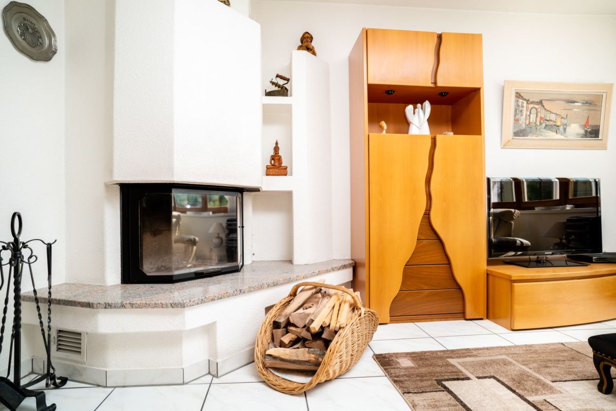 Wohnzimmer mit Kamin und Holzschrankwand