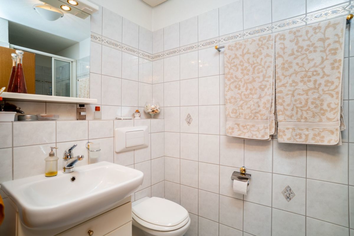 Helles Gäste-WC mit Waschtisch