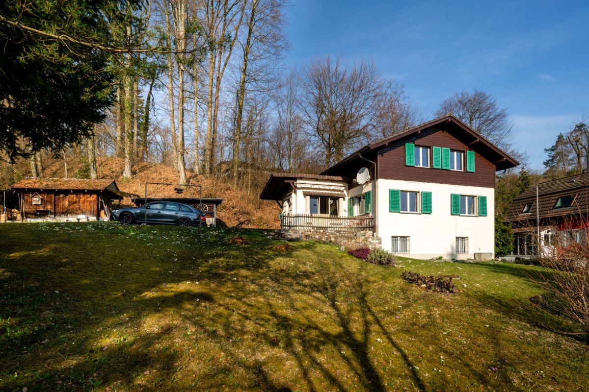 Ländliches Einfamilienhaus mit Garten und Nebengebäuden