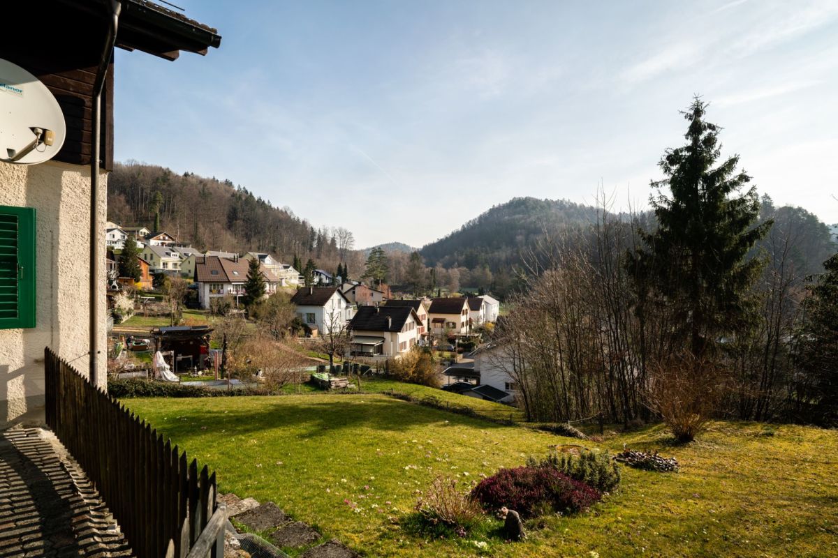 Gartenblick mit Blick auf ein Wohngebiet in den Bergen