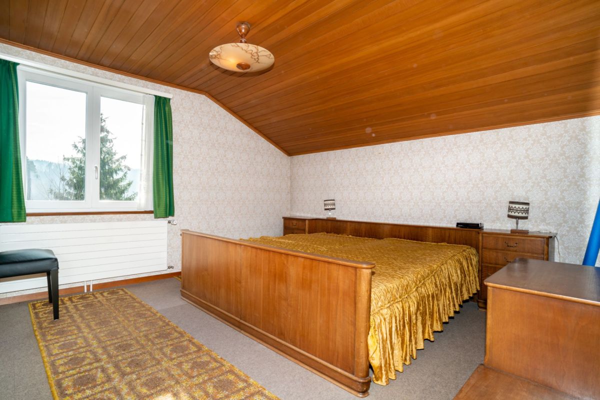 Schlafzimmer mit Holzdecke