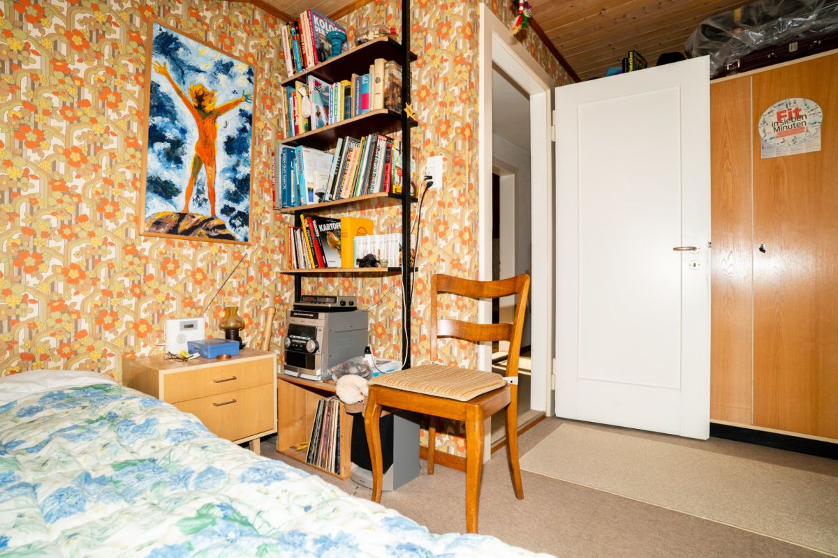Gemütliches Schlafzimmer mit Retro-Tapeten