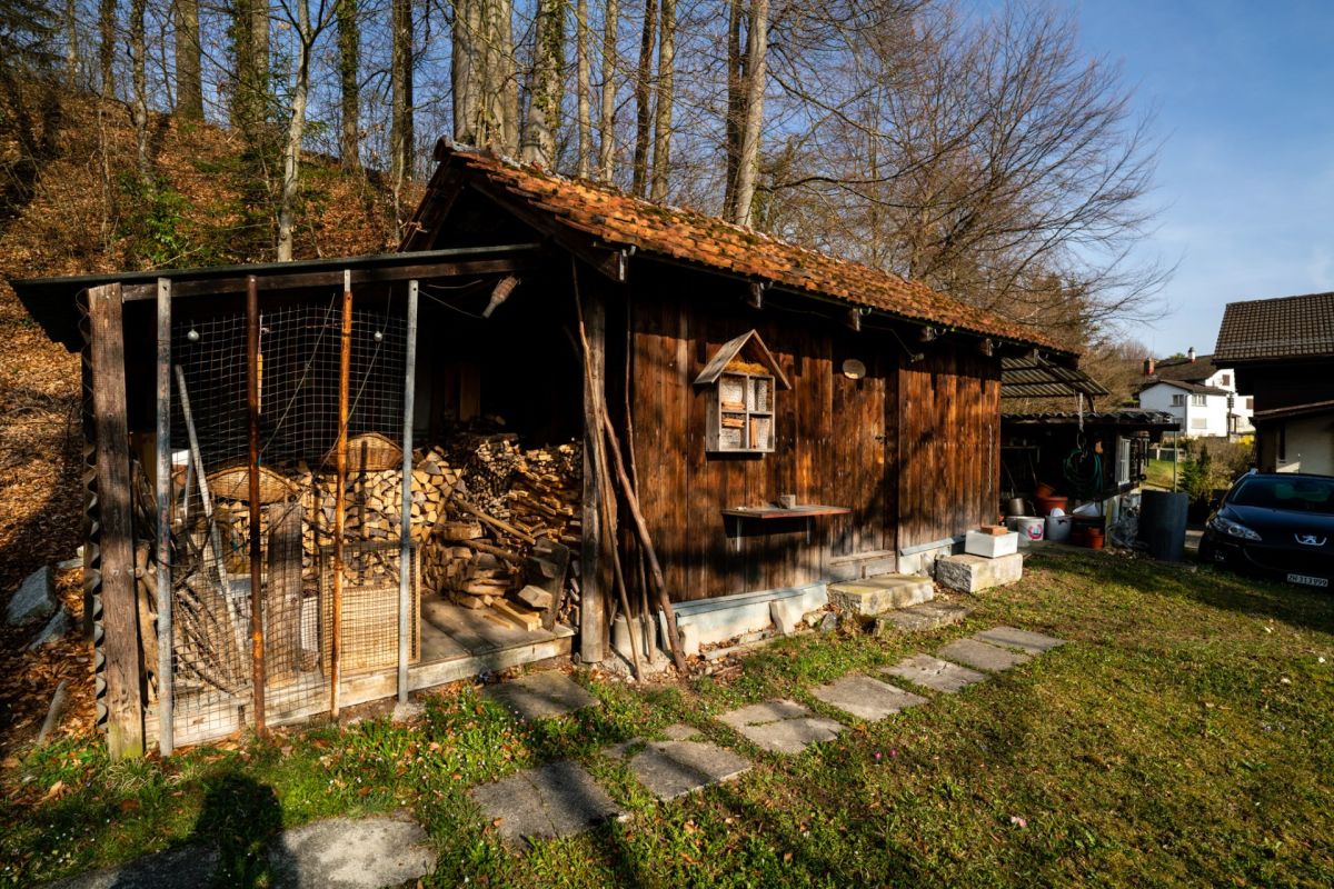 Rustikale Holzschuppen mit Brennholzlager
