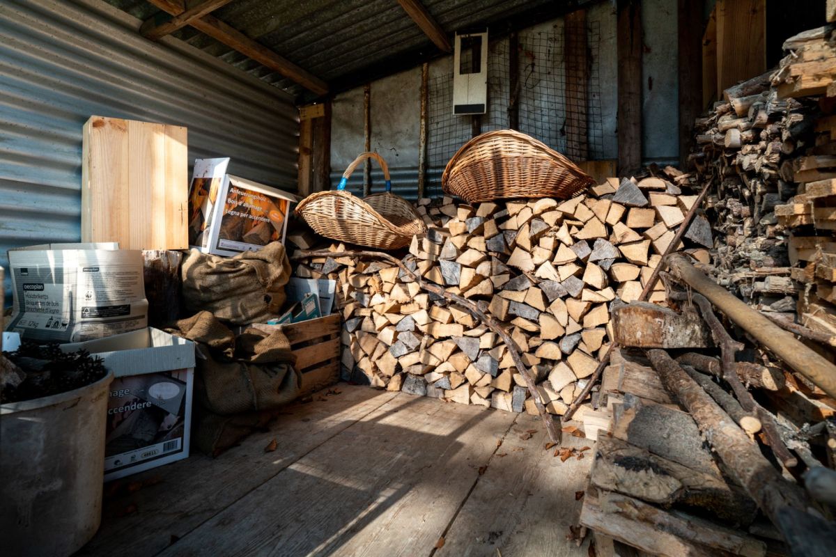 Holzlager in Schuppen