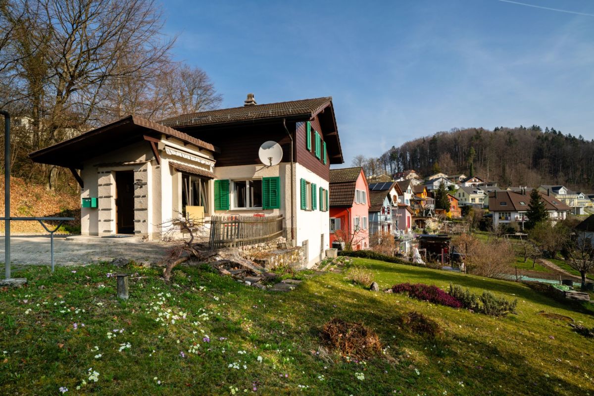 Freistehendes Haus am Hang