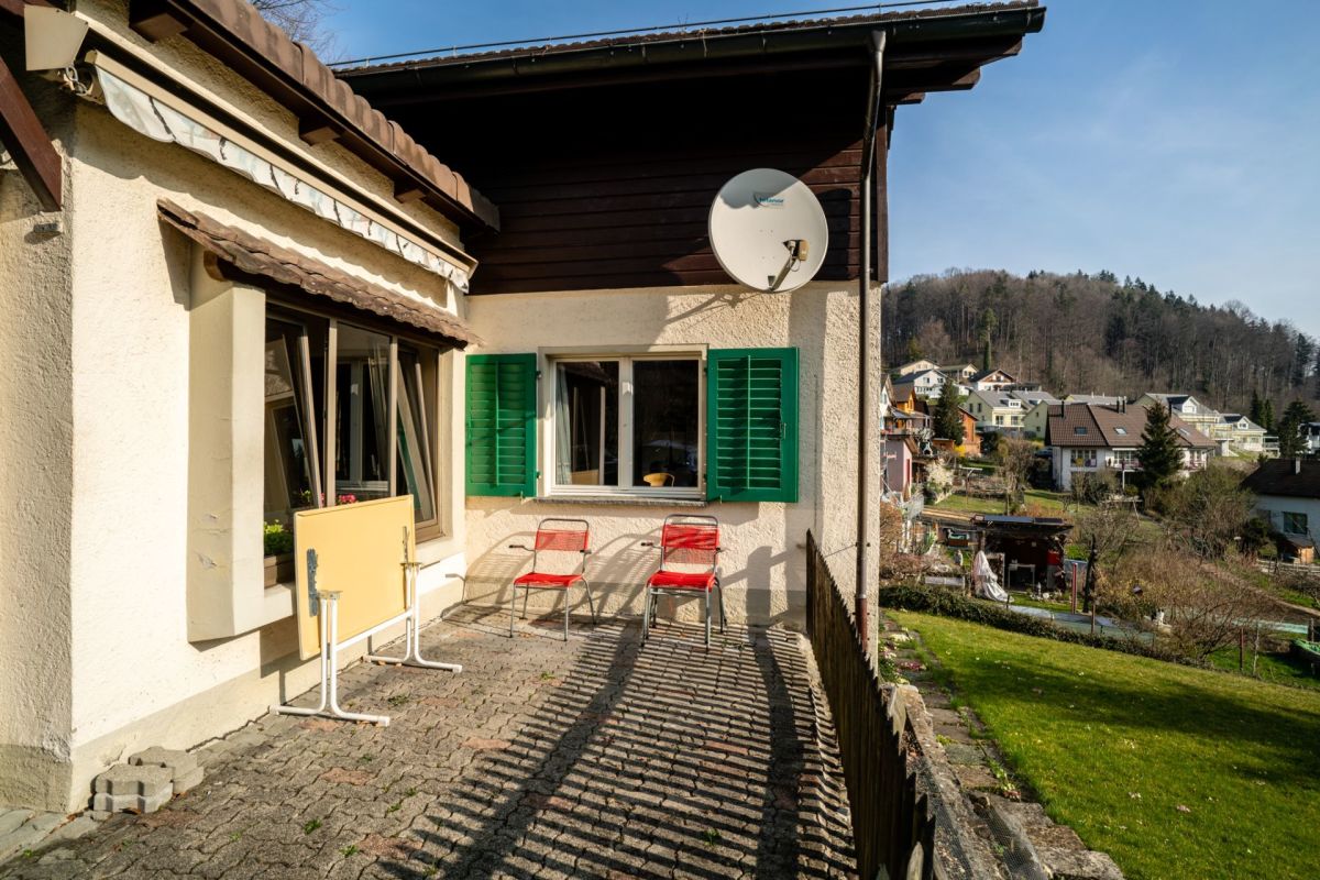 Balkon mit Hausfassade und Ausblick