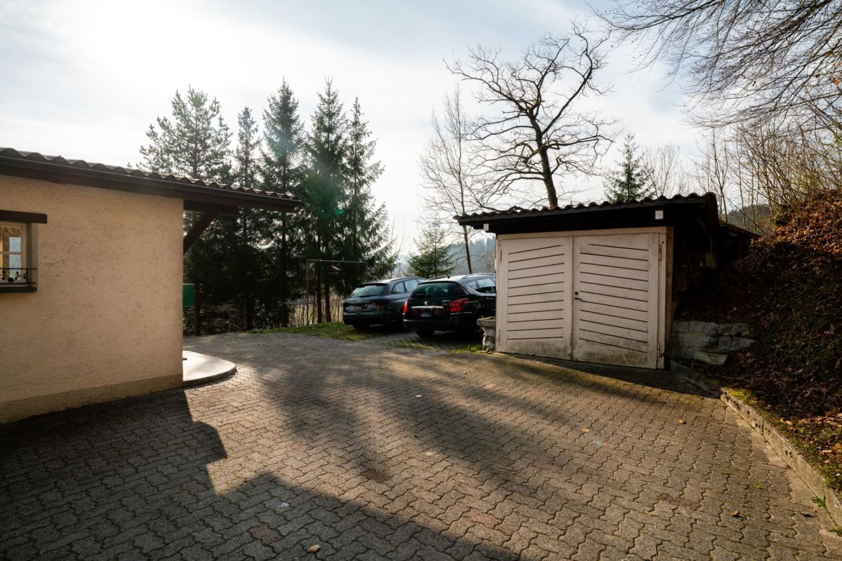 Außenbereich mit Auffahrt und Nebengebäude