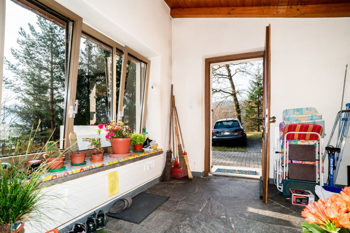 Eingangsbereich mit großen Fenstern und offener Tür