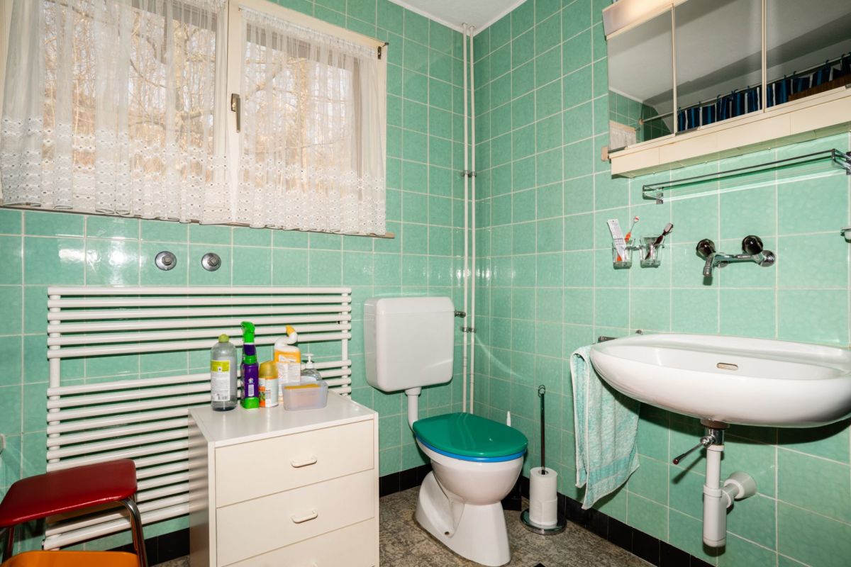Gäste-WC mit mintgrünen Fliesen