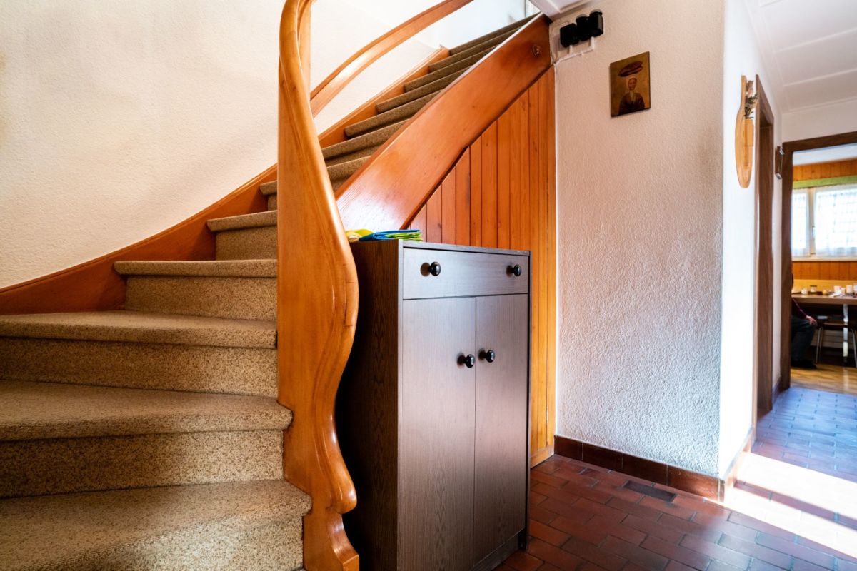 Treppenhaus mit Holzgeländer