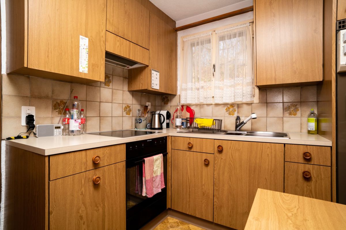Kleine Einbauküche mit Holzfronten