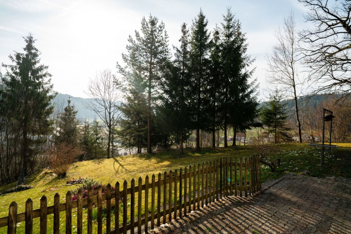 Garten mit Blick ins Tal
