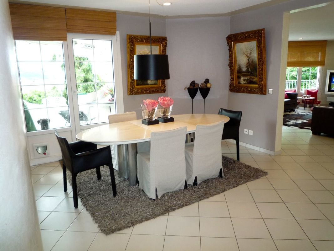 Essbereich mit Blick ins Wohnzimmer und zur Terrasse