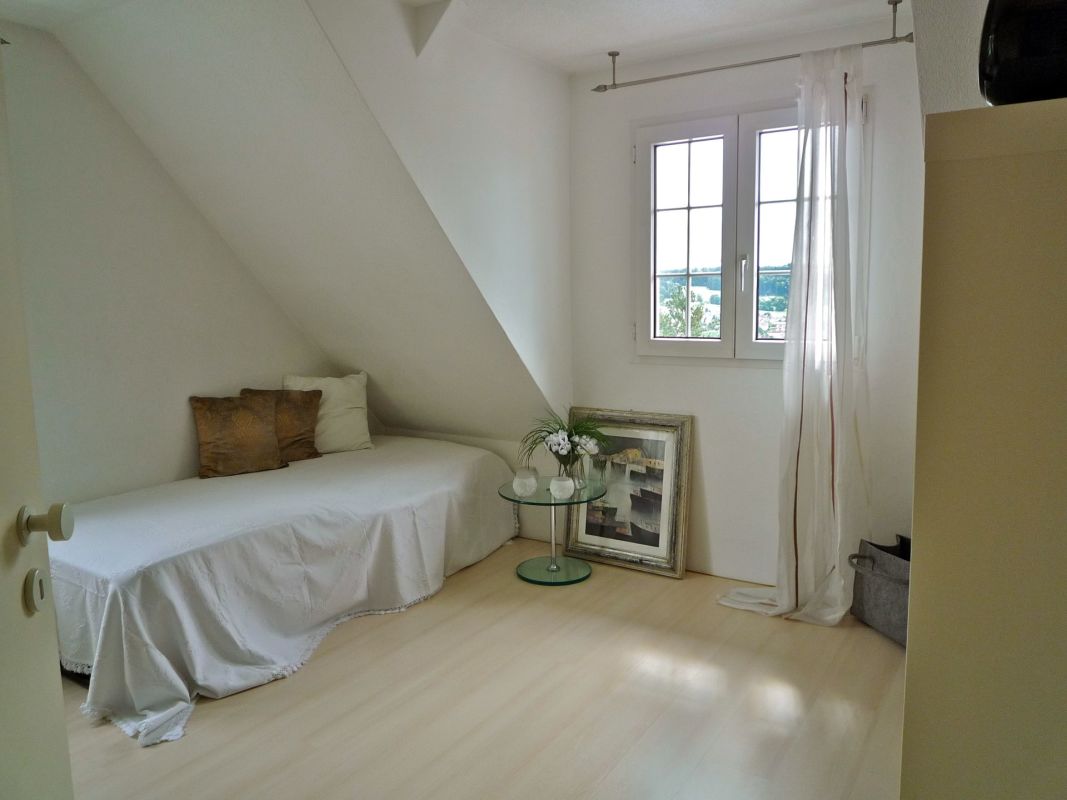 Schlichtes Schlafzimmer mit Dachschräge