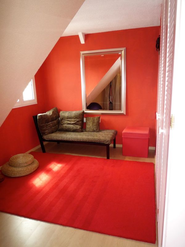Dachzimmer mit roter Akzentwand