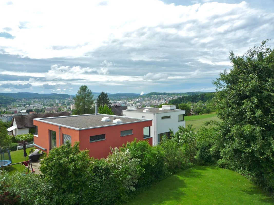 Moderne Häuser mit Garten und Stadtblick