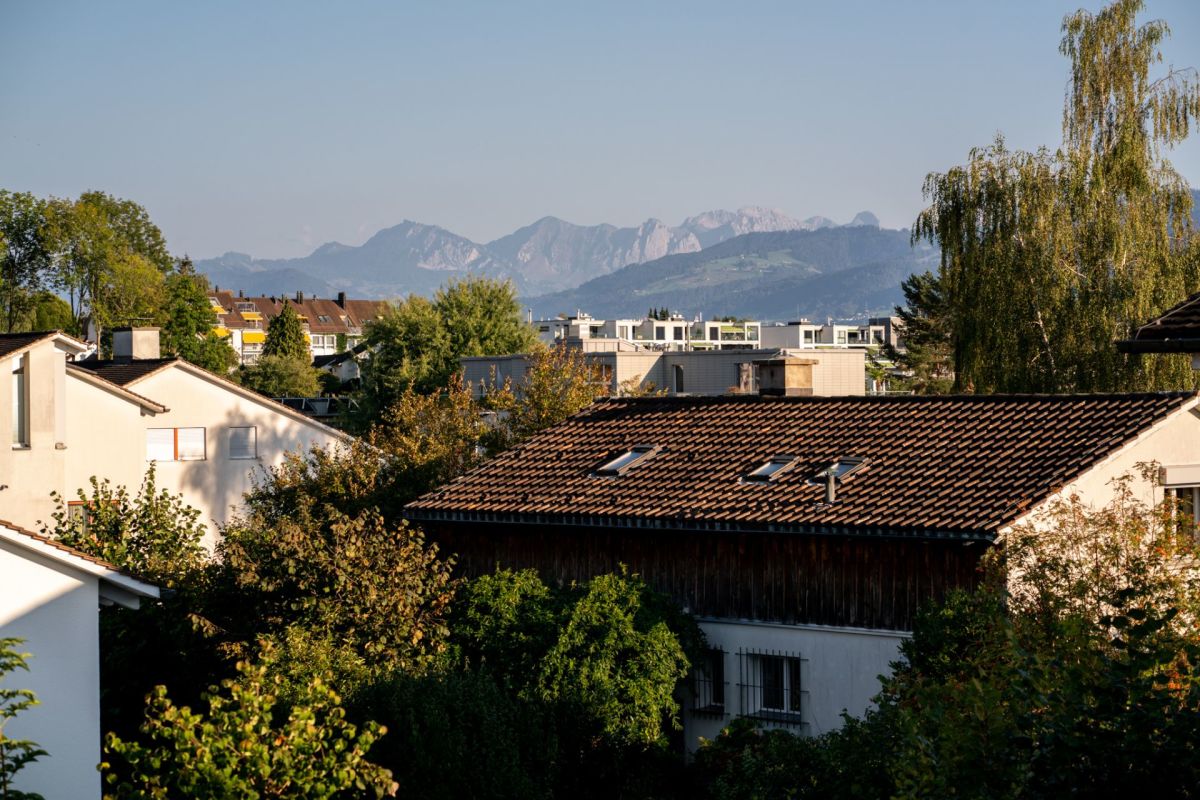 Wohnhäuser mit Bergblick