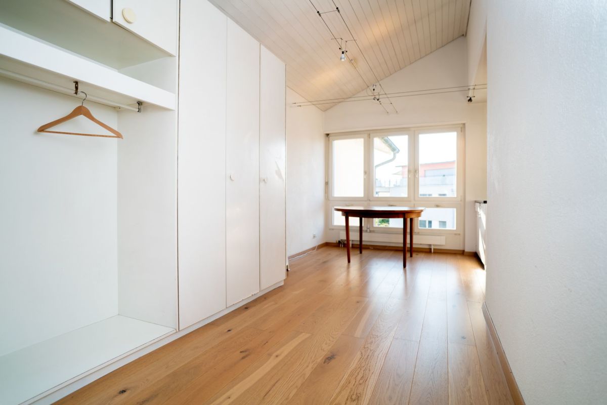 Heller Raum mit Einbauschrank und großem Fenster