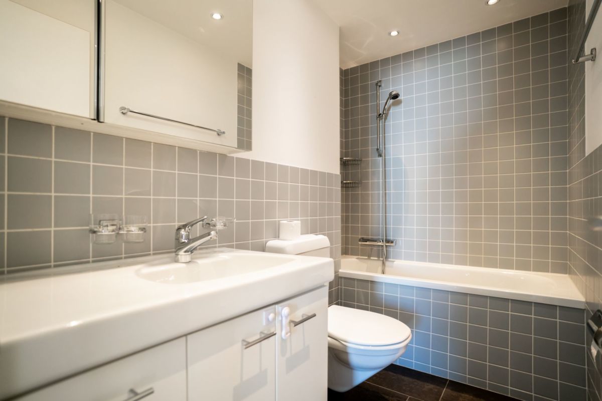 Modernes Badezimmer mit Wanne und Dusche