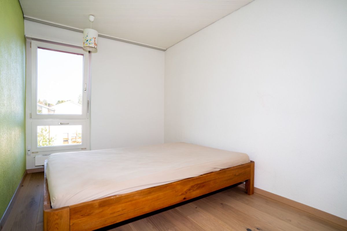 Helles Schlafzimmer mit Einzelbett