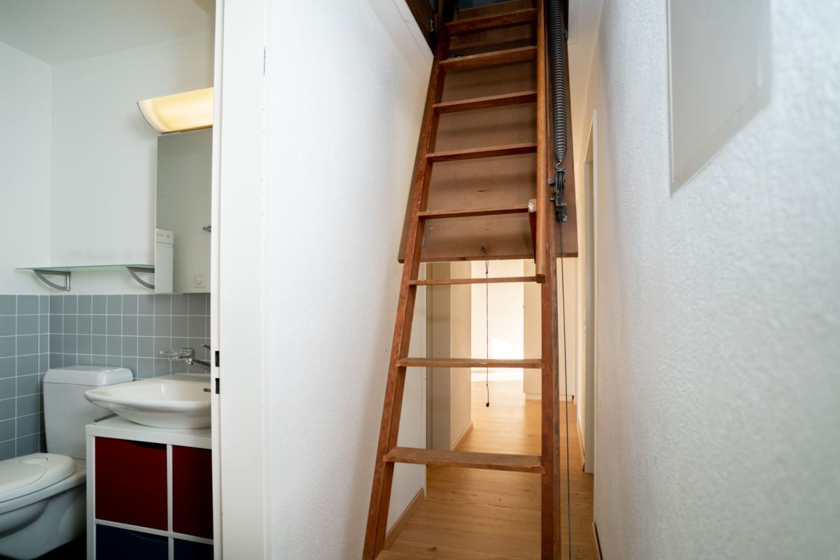 Helles, schmales Innenbild mit Leitertreppe und Gäste-WC