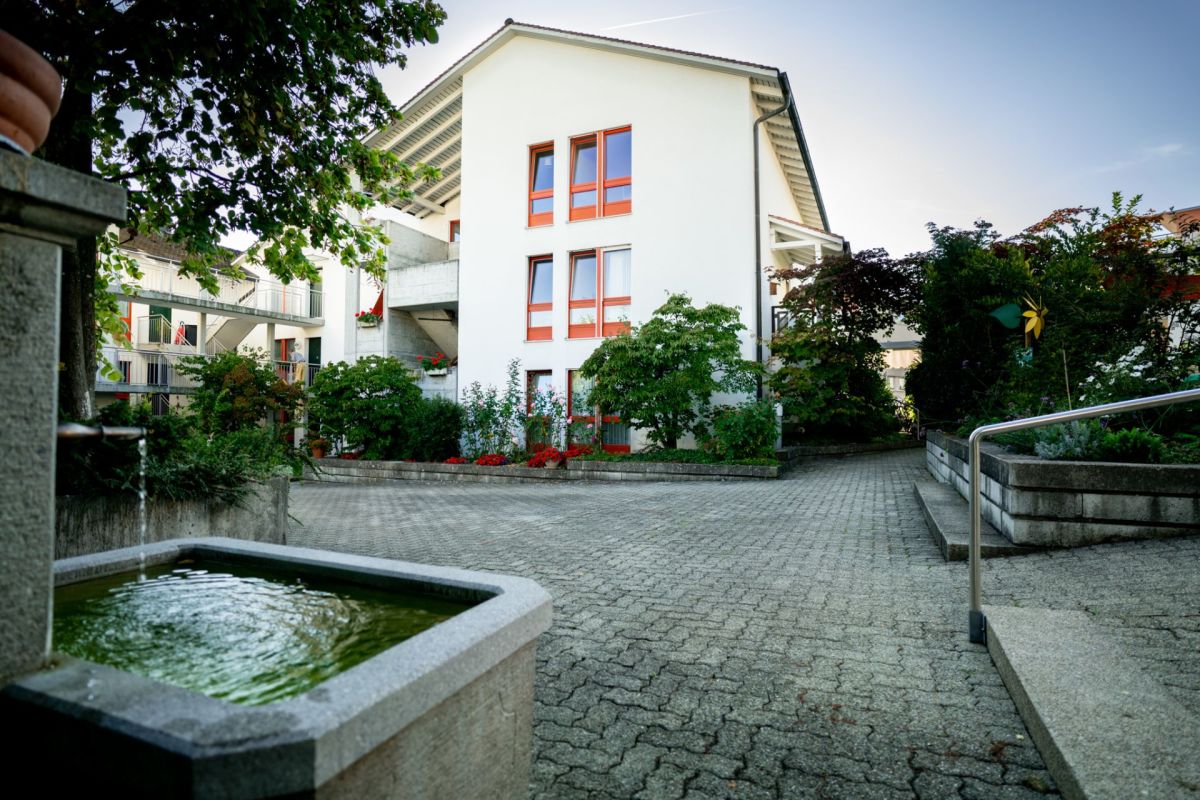 Außenhof mit Wohngebäude und Gartenanlage