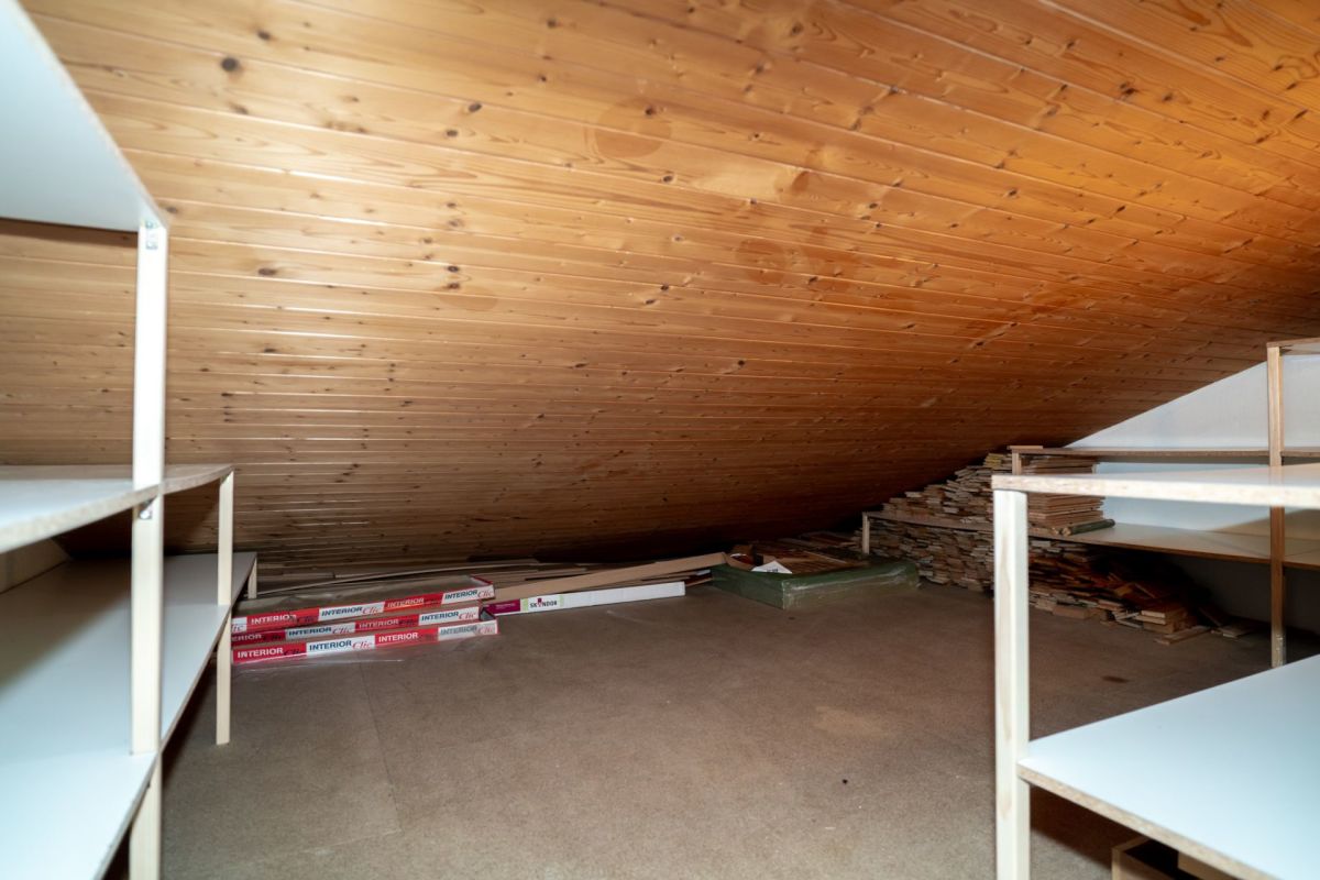 Dachboden mit Holzdecke und Regalen