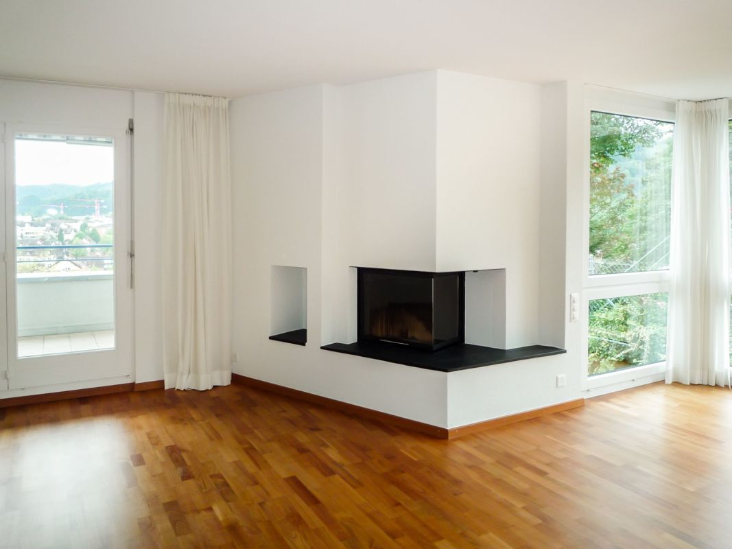 Heller Wohnraum mit Kamin und Parkettboden