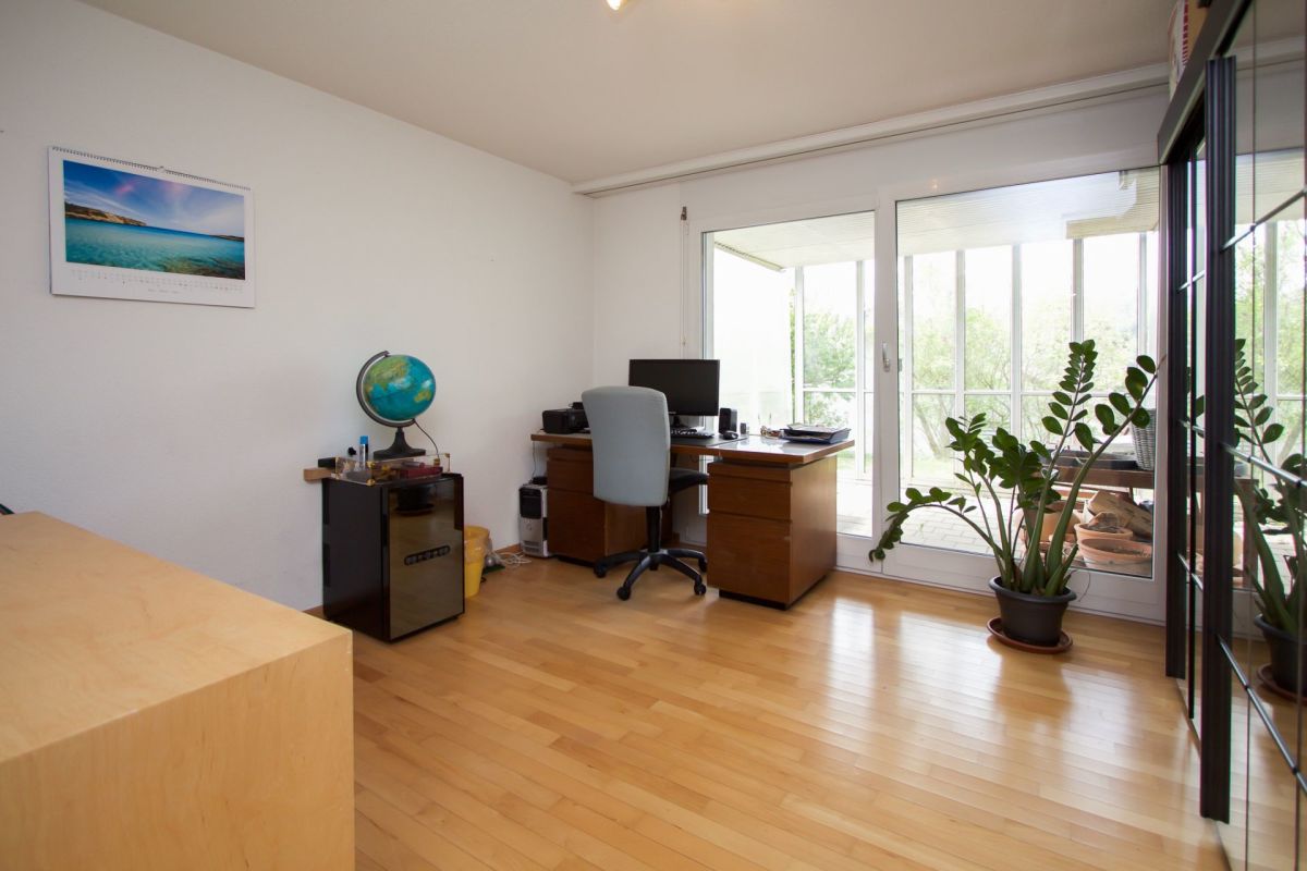Helles Arbeitszimmer mit Balkonzugang