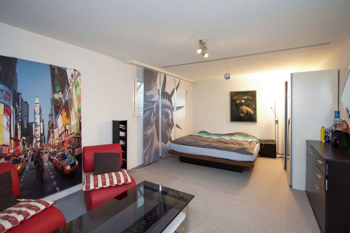 Modern eingerichtetes Schlafzimmer