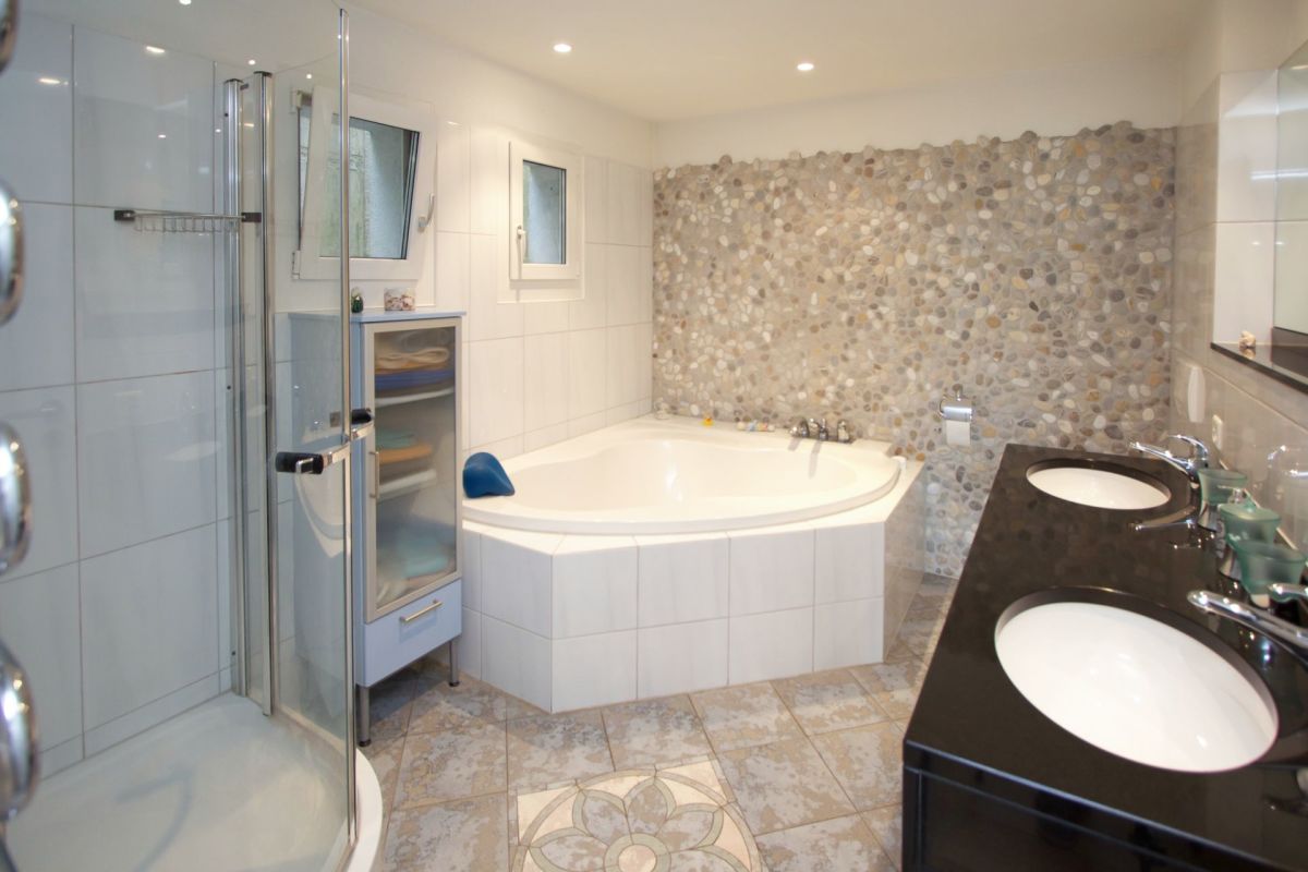 Modernes Badezimmer mit Eckwanne und Doppelwaschtisch