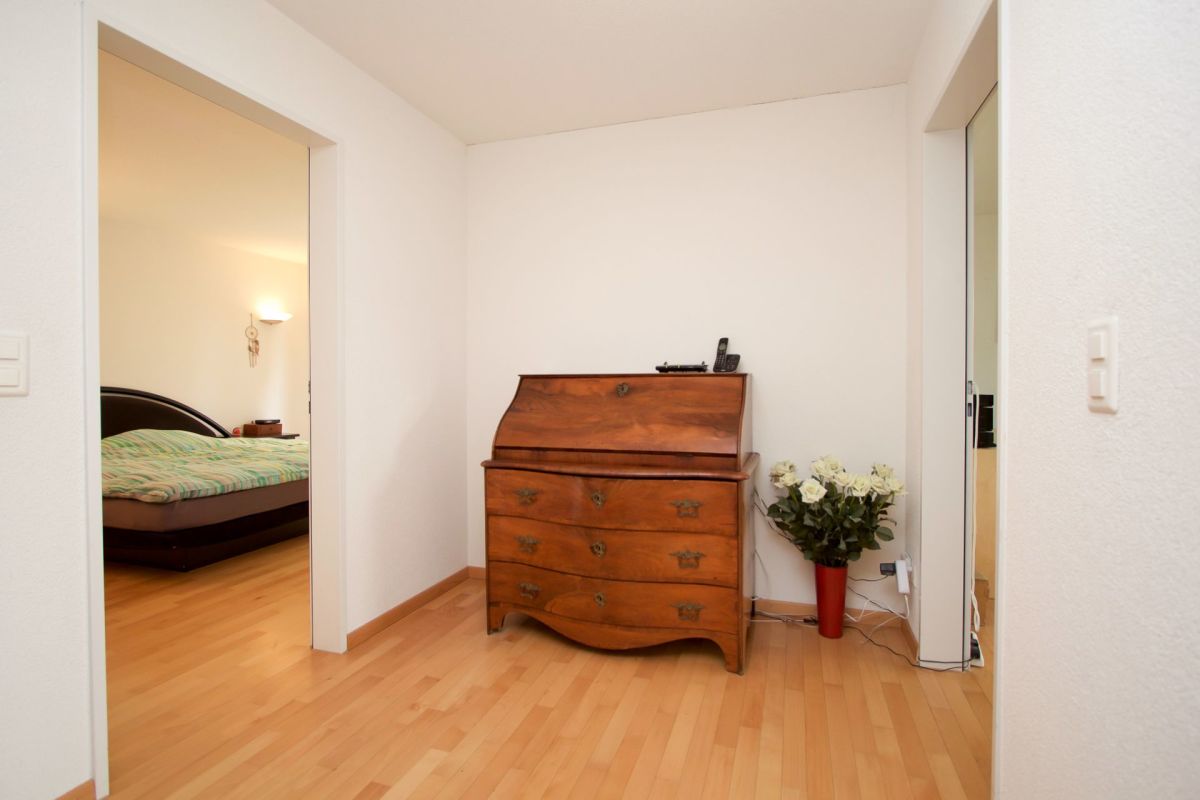 Schlafzimmer-Flur mit Holzkommode